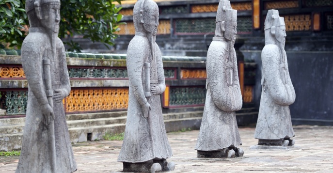 Посещение гробницы короля Ты Дык, Вьетнам