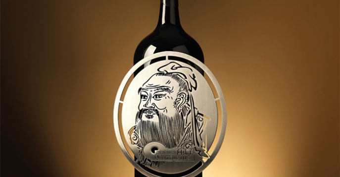 В Китае выпустили партию винтажного вина с портретами Конфуция на бутылке