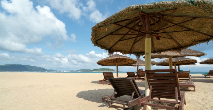 Пляжный отдых в заливе Лухуйтоу бэй бухты Дадунхай, курорт Санья