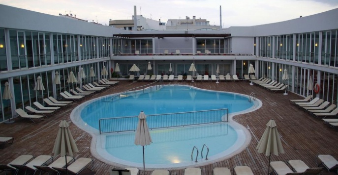 Отель Port Ciutadella 4*