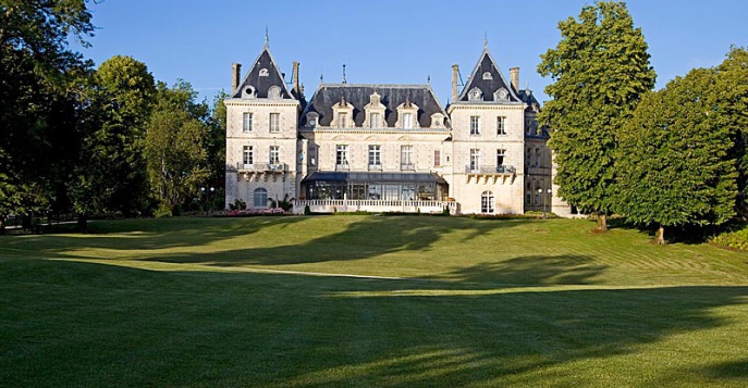 Отель Château De Mirambeau 5*