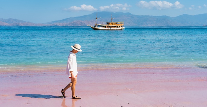 Розовый пляж, один из немногих пляжей мира с естественным розовым оттенком песка