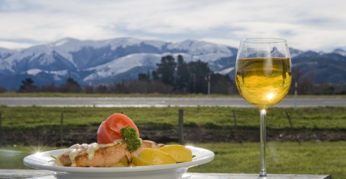 Остановка для дегустации сашими из местного качественного лосося