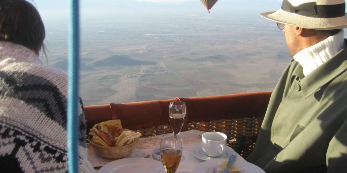 Завтрак во время полета на воздушном шаре, Марокко