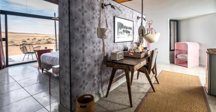 Насладитесь завтраком "шведский стол" в Desert Grace перед путешествием по захватывающим пустынным пейзажам