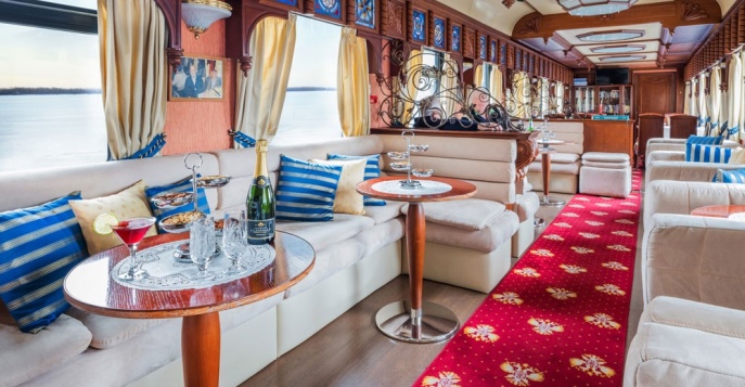 Роскошный вагон салон-бар в поезде «Золотой орел»