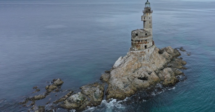 По пути вы увидите одну из знаковых достопримечательностей Дальнего Востока — скалистый мыс Анива