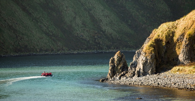 На Зодиаках вы зайдете прямо в затопленную кальдеру вулкана Ушишир — бухту Кратерную с крутыми стенами кратера
