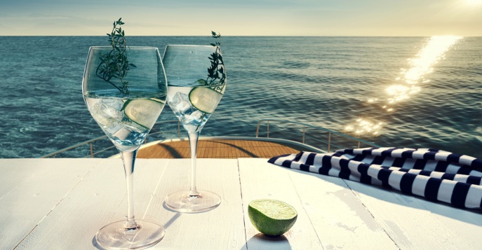 Выпейте фирменный коктейль в одном из восьми баров, работающих по системе «все включено»