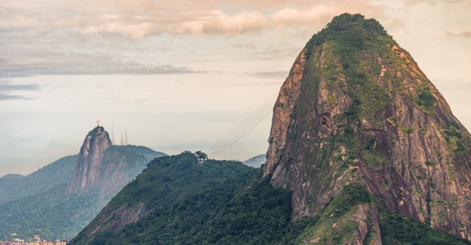 Насладитесь захватывающим началом раннего утра на борту Scenic Eclipse, проплывая мимо знаменитой горы Сахарная Голова