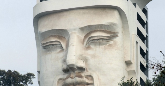 Статуя в городе-призраке Фэнду