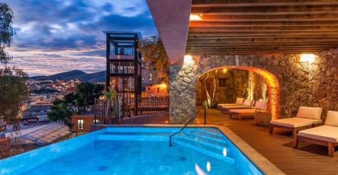 Современный дизайнерский бутик-отель с потрясающей панорамной террасой Casa Del Rector 5*