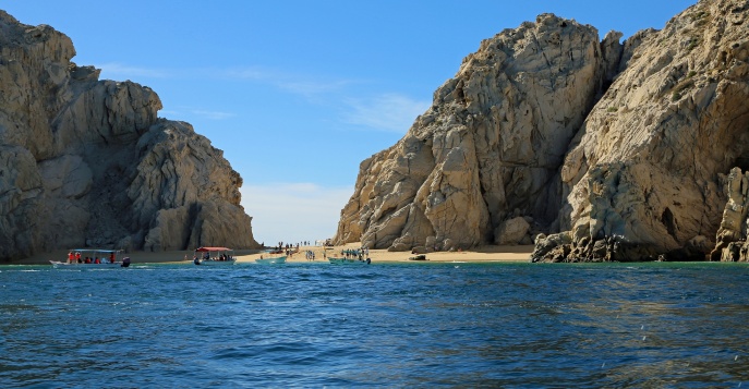 У Пляжа Любви (Playa del Amor). Попасть на пляж можно только вплавь через узкий тоннель, ведущий в бухту с белоснежным песком и бирюзовой водой