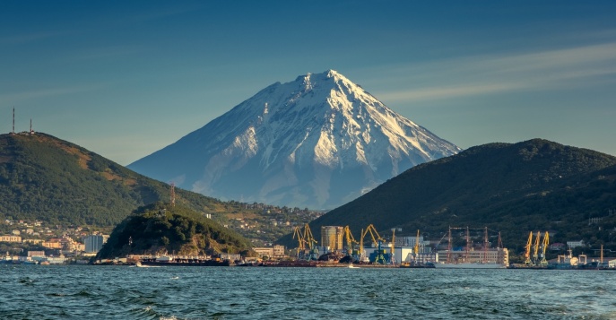 Петропавловск-Камчатский - город, прижатый к берегу как якорем, раскинулся между вулканами и океаном