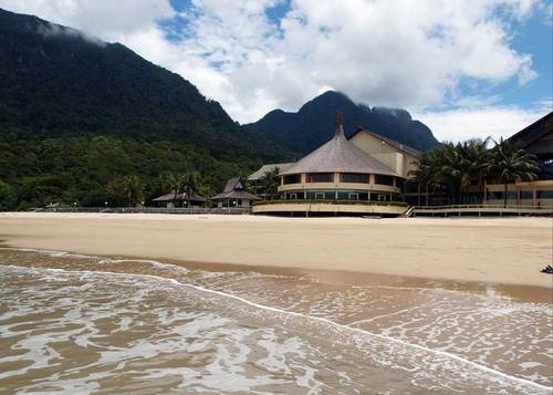 Отель Holiday Inn Resort Damai Lagoon 4*