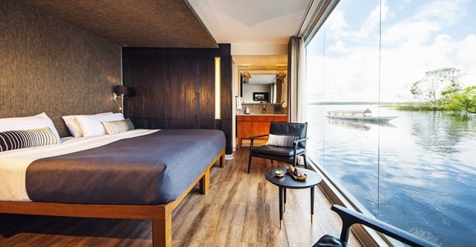 Каюта-сьют плавучего отеля Aria Amazon с панорамными окнами
