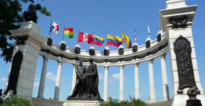 Площадь Пласа-Сивика с памятником Симону Боливару и Хосе Сан-Мартину - Гуаякиль, Эквадор