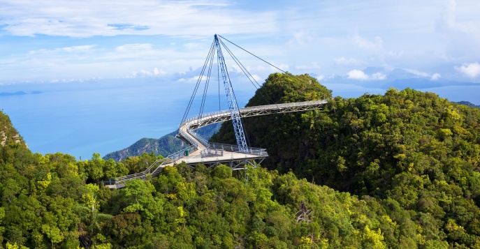 Вы сможете прогуляться по пешеходному мосту (Sky Bridge)