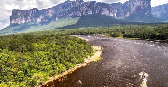Путешествие на моторных лодках куриаре вверх по реке Каррао, Венесуэла