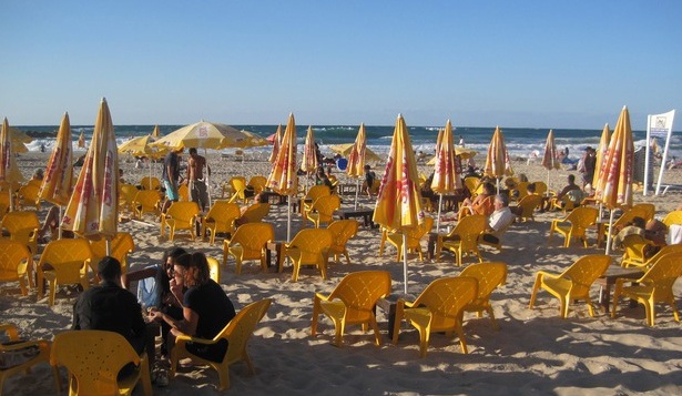 На пляже Тель-Авива открылась библиотека